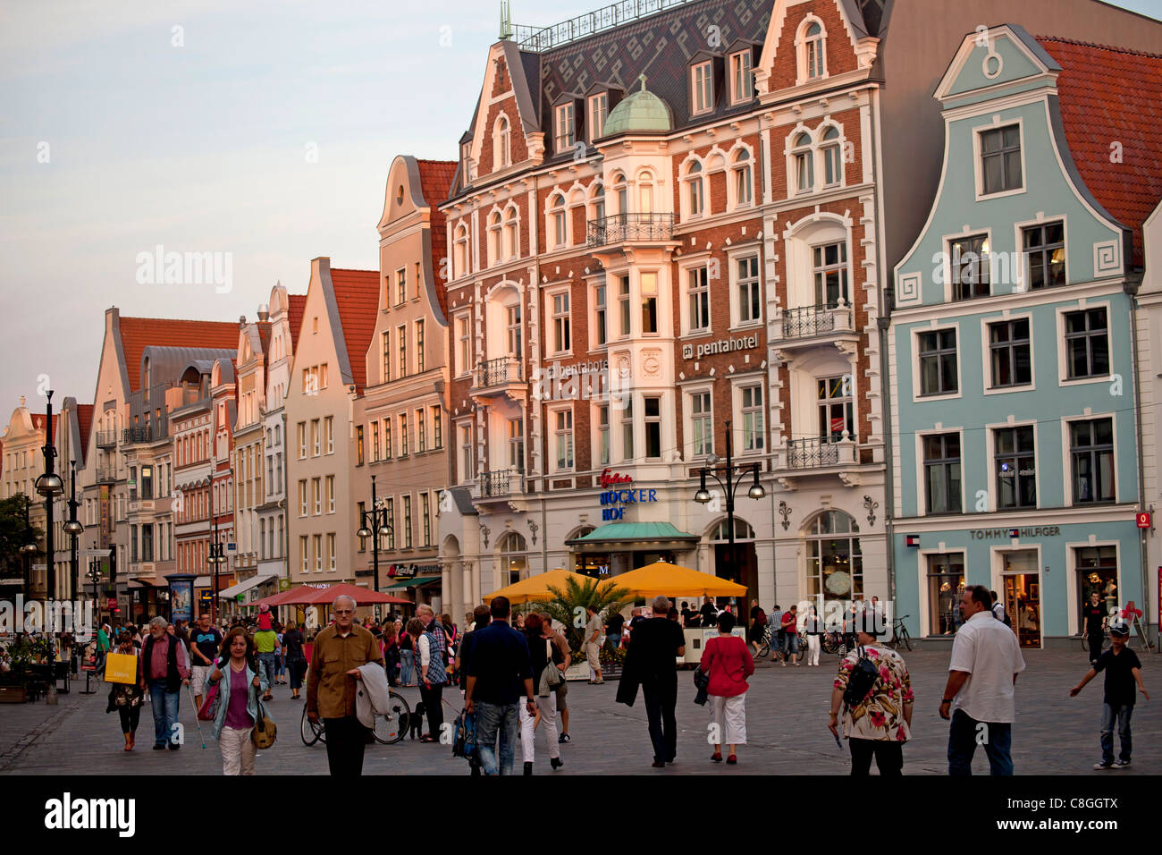 La zona pedonale nella città anseatica di Rostock, Meclemburgo-Pomerania Occidentale, Germania, Europa Foto Stock