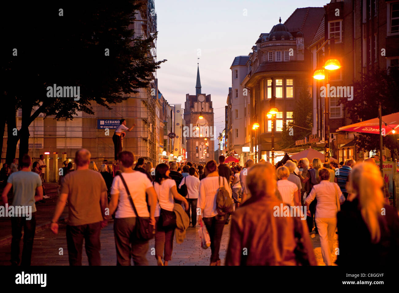La zona pedonale nella città anseatica di Rostock al crepuscolo, Meclemburgo-Pomerania Occidentale, Germania, Europa Foto Stock