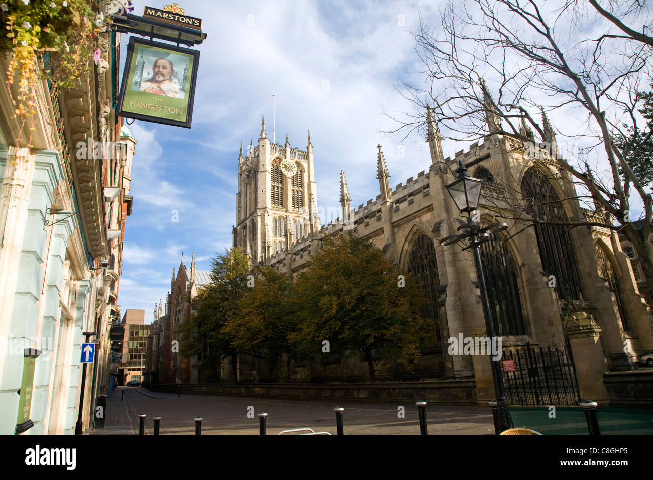 Chiesa della Santa Trinità e il pub di Kingston, Hull, Yorkshire, Inghilterra Foto Stock