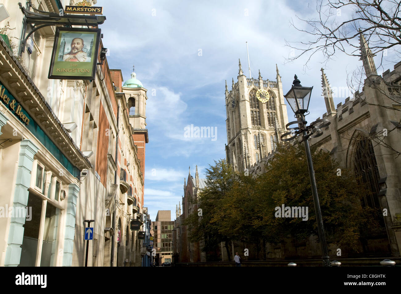 Chiesa della Santa Trinità e il pub di Kingston, Hull, Yorkshire, Inghilterra Foto Stock