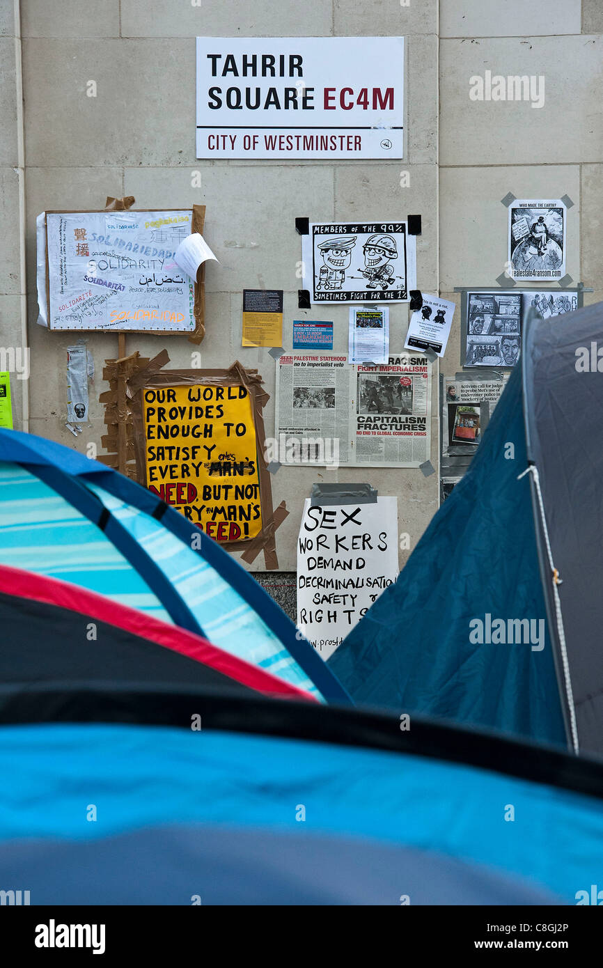 Il campeggio di occupare Londra, fuori dalla cattedrale di St Paul, entra nel suo settimo giorno nonostante le richieste di lasciare da funzionari della chiesa. Foto Stock