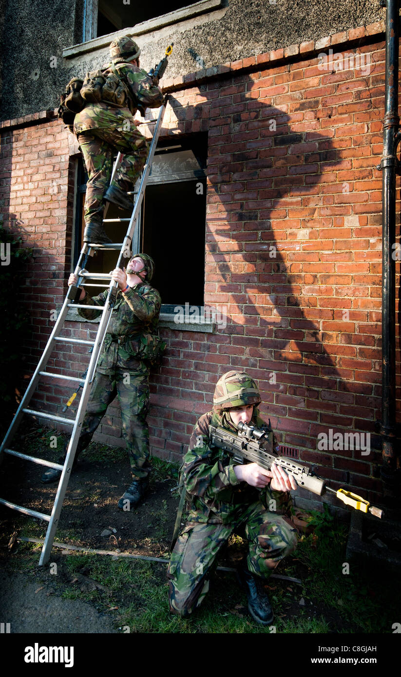 Regno Unito territoriale soldati dell esercito in fase di formazione a Catterick Garrison Foto Stock