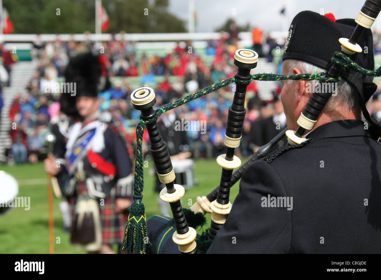Villaggio di Braemar, Scozia. Vista ravvicinata di cornamuse fuchi a Braemar raccolta di giochi. Foto Stock