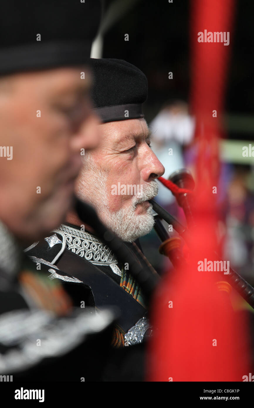 Villaggio di Braemar, Scozia. Un piper da Blairgowrie e Rattary District Pipe Band presso il Braemar raccolta di giochi. Foto Stock