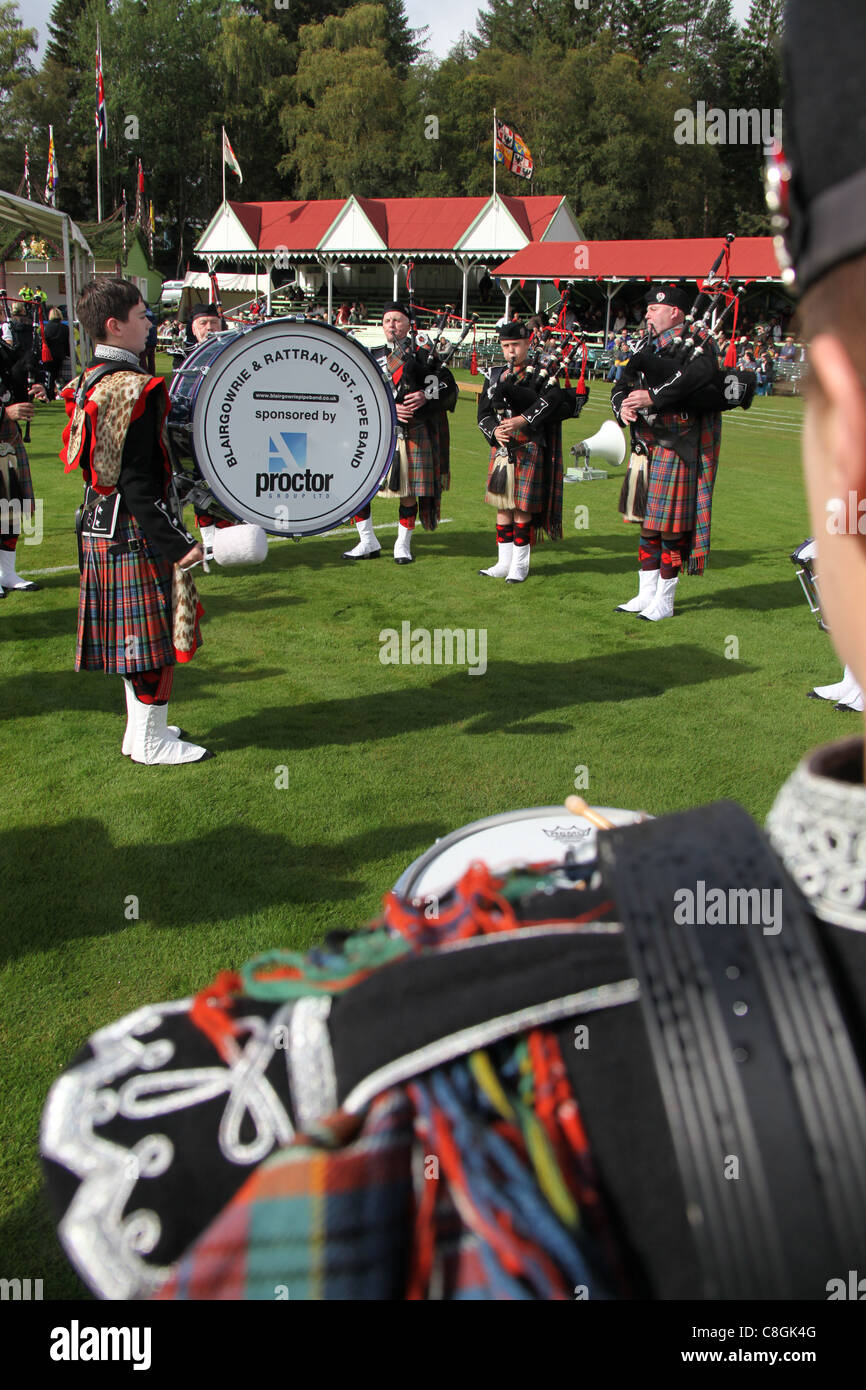 Villaggio di Braemar, Scozia. Il Blairgowrie e Rattary District Pipe Band presso il Braemar raccolta di giochi. Foto Stock