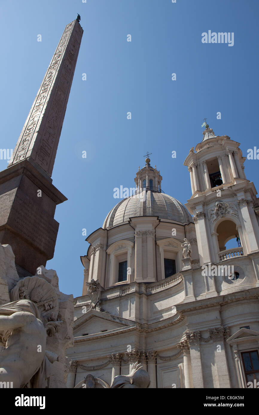 L' obelisco di Domiziano' davanti la chiesa di 'Sant'Agnese in Agone' una chiesa barocca in Piazza Navona, Roma, Italia. Foto Stock