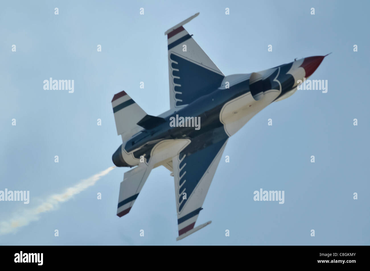 La US Air Force air team di dimostrazione, il thunderbirds, precisione di eseguire manovre aeree nov. 6, 2010, durante airfest 2010 at Lackland Air Force Base in Texas. Foto Stock