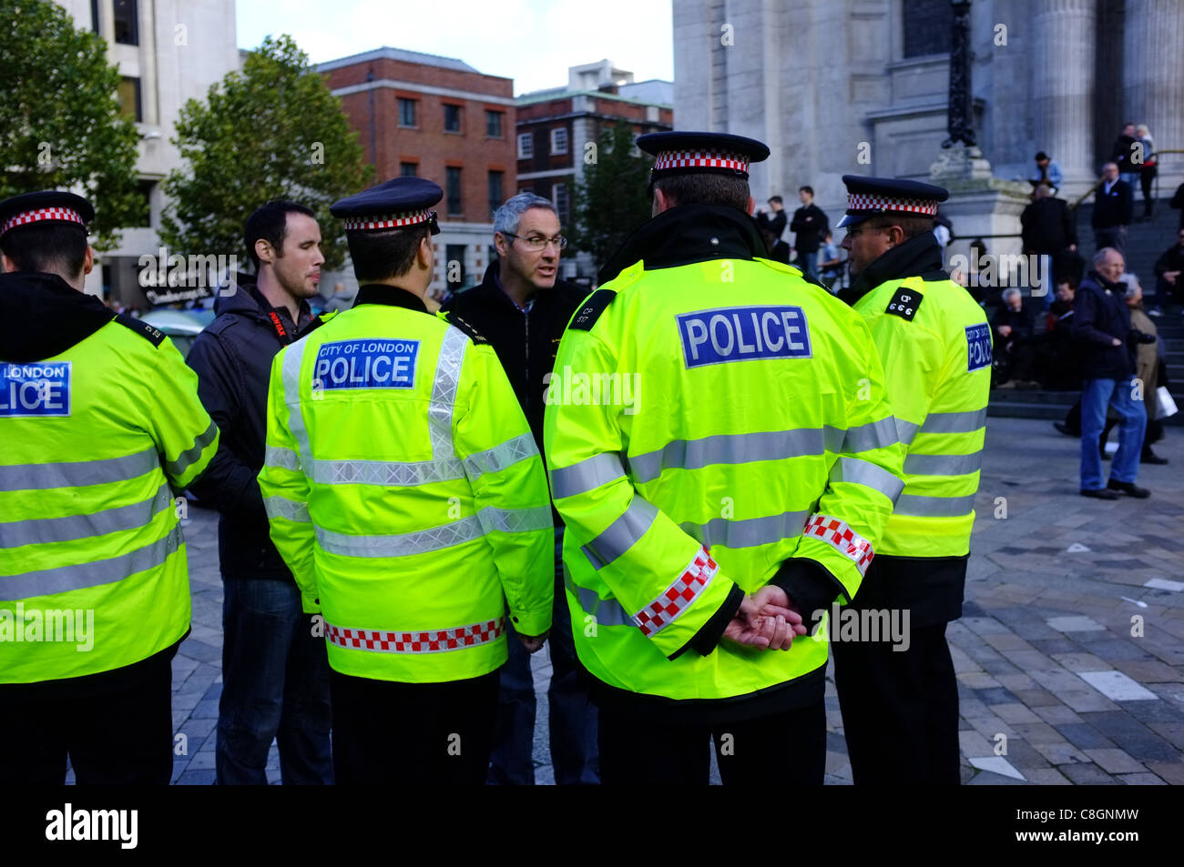City of London Police partecipando a una protesta politica a Londra Foto Stock