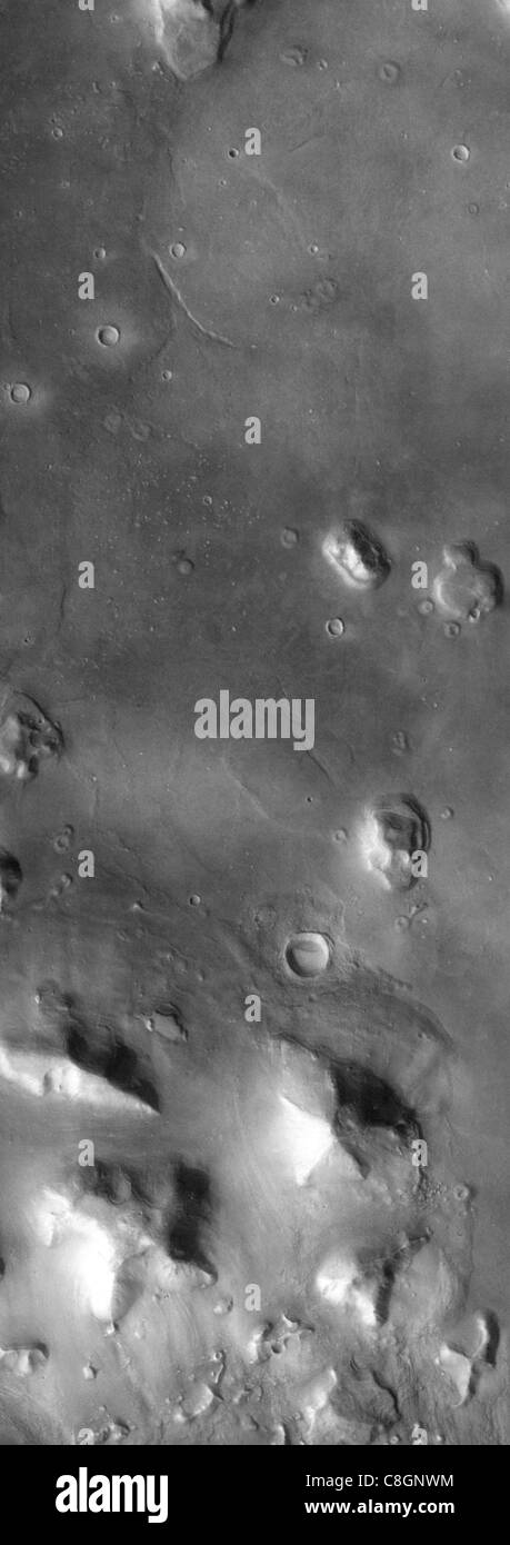 La cosiddetta "faccia su Marte", una collina vista nelle immagini di THEMIS, per la prima volta fotografata dalla navicella vichinga negli anni '1970, ha scatenato il dibattito, ma rimane una formazione geologica naturale. Foto Stock
