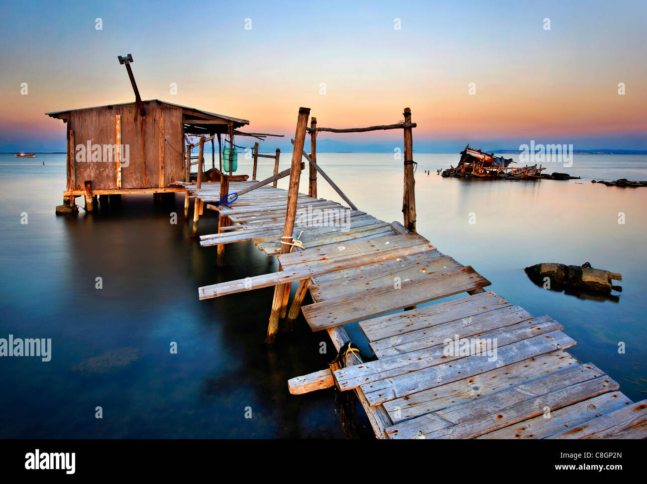 Stilt hut nel Delta di Axios (conosciuto anche come 'Vardaris') river, Salonicco, Macedonia, Grecia Foto Stock