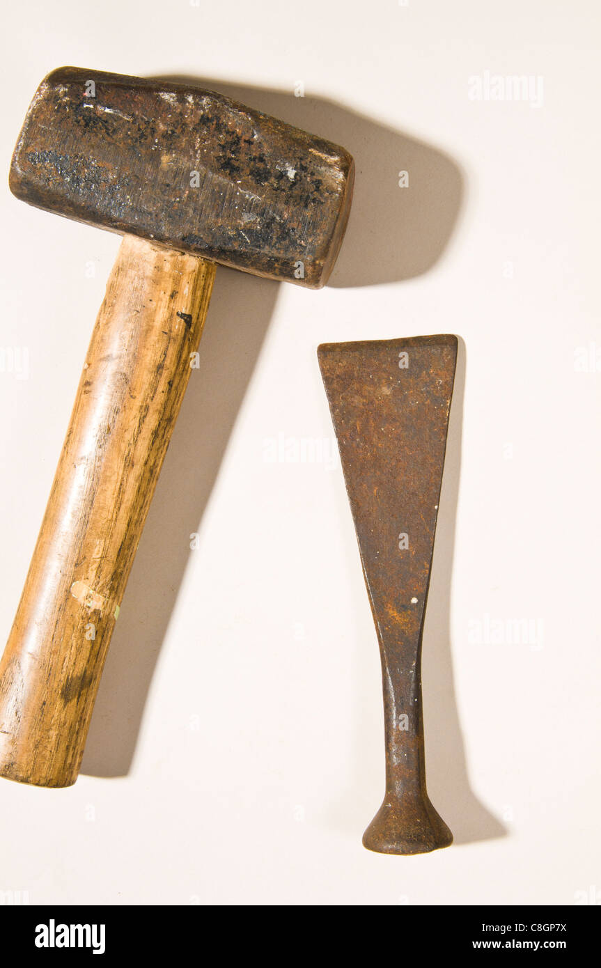Vecchio arrugginito grumo martello e scalpello in muratura Foto Stock
