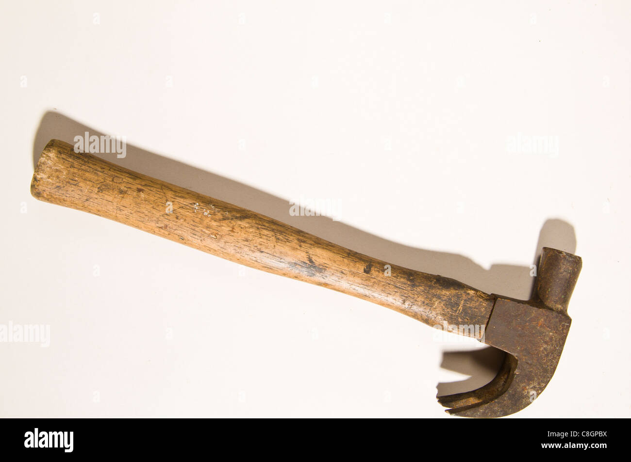 Vecchio arrugginito Martello da carpentiere Foto Stock