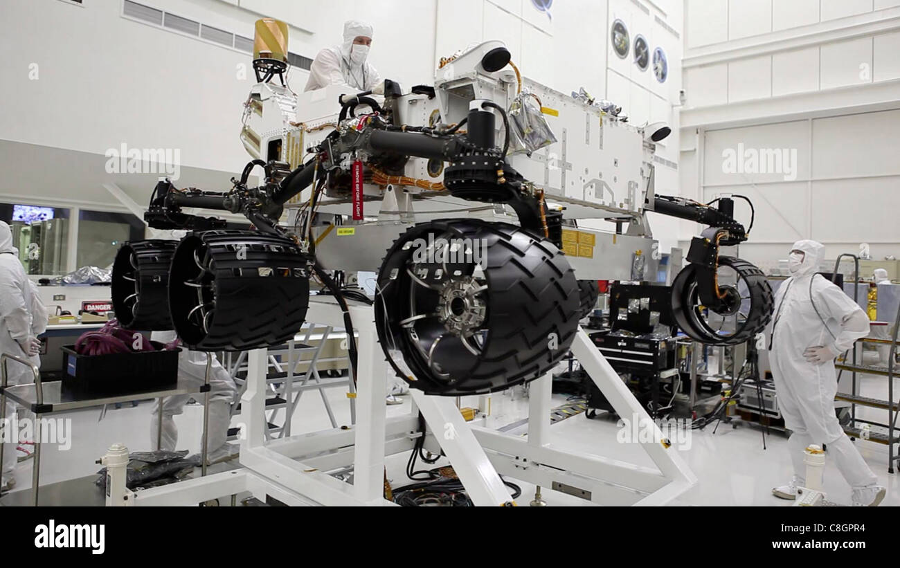 Ingegneri appena installato sei nuove ruote sulla curiosità rover Foto Stock