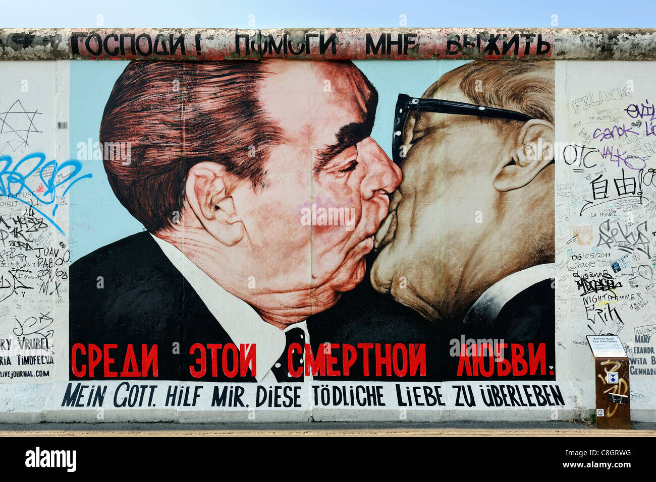 Bacio tra Brezhnev e Honecker dipinto sul muro di Berlino a East Side Gallery di Berlino in Germania, Europa Foto Stock