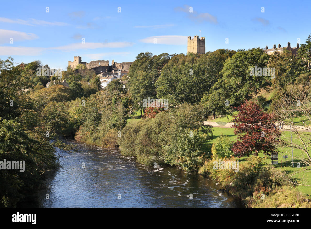 Richmond Castle visto dal fiume Swale, North Yorkshire, Inghilterra Foto Stock