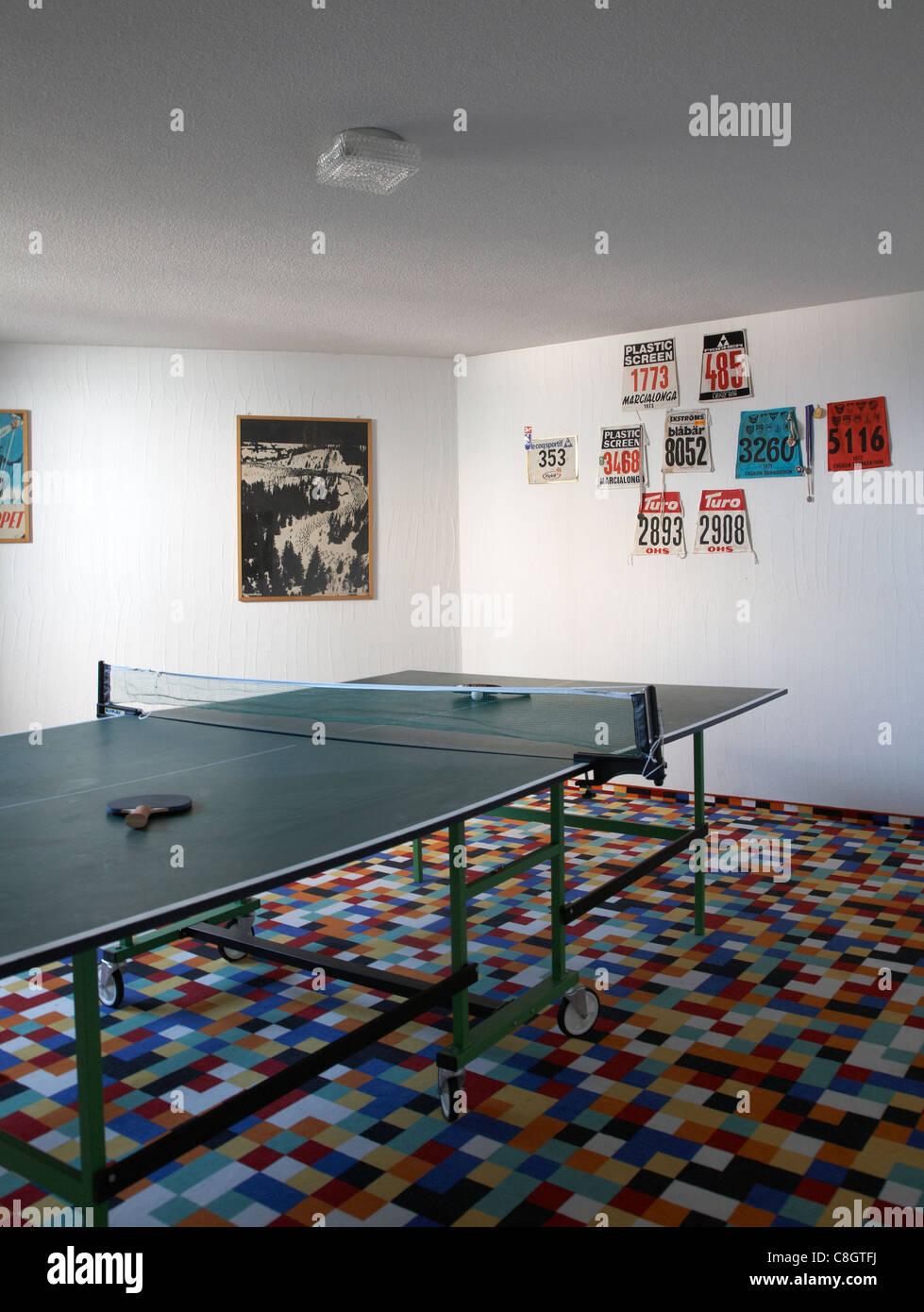 Interno con tavolo da ping pong con racchette Foto Stock