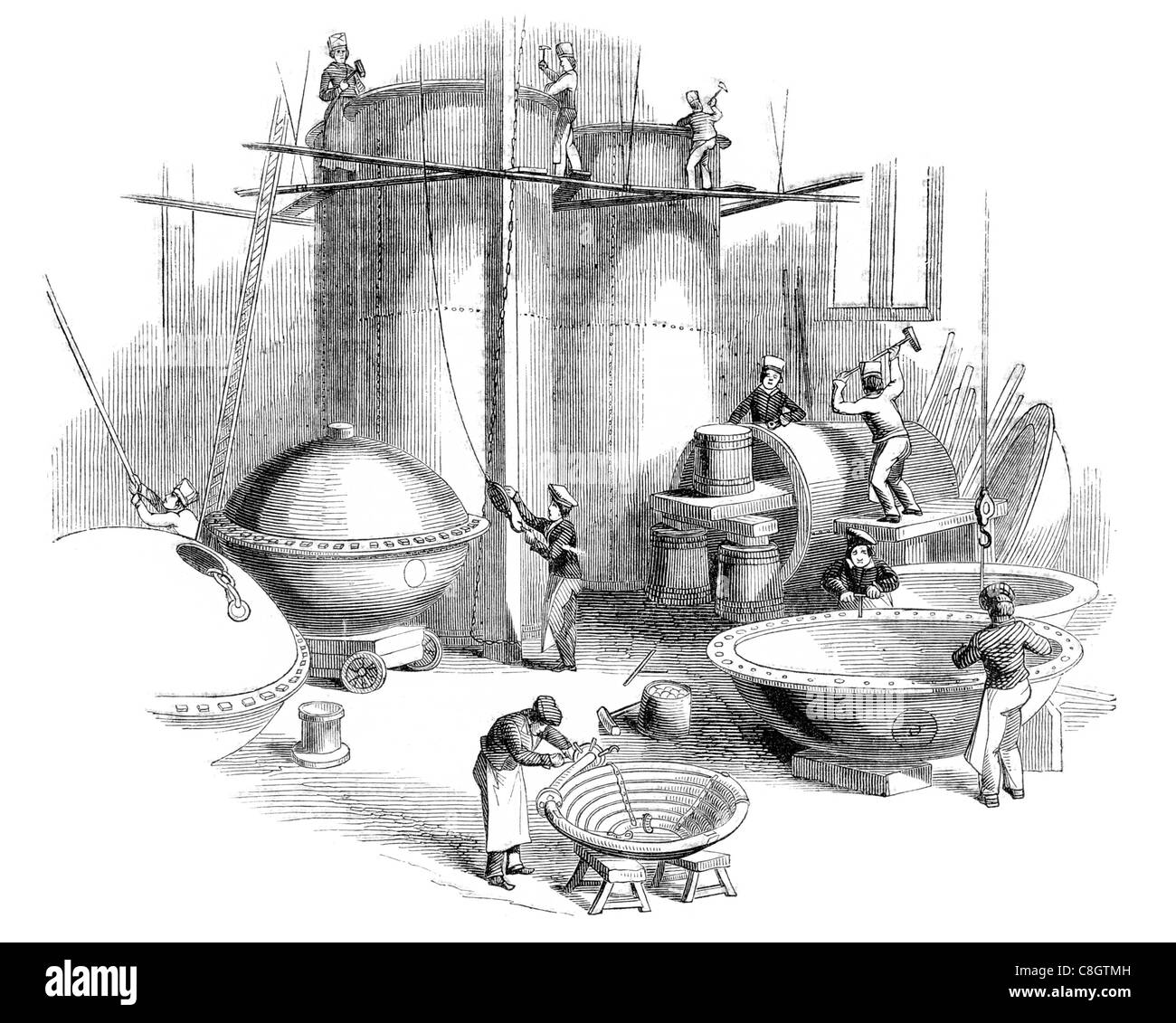 La fabbricazione di vasi di rame Cu gru di officina serbatoio caldaia nave artigiano Foto Stock