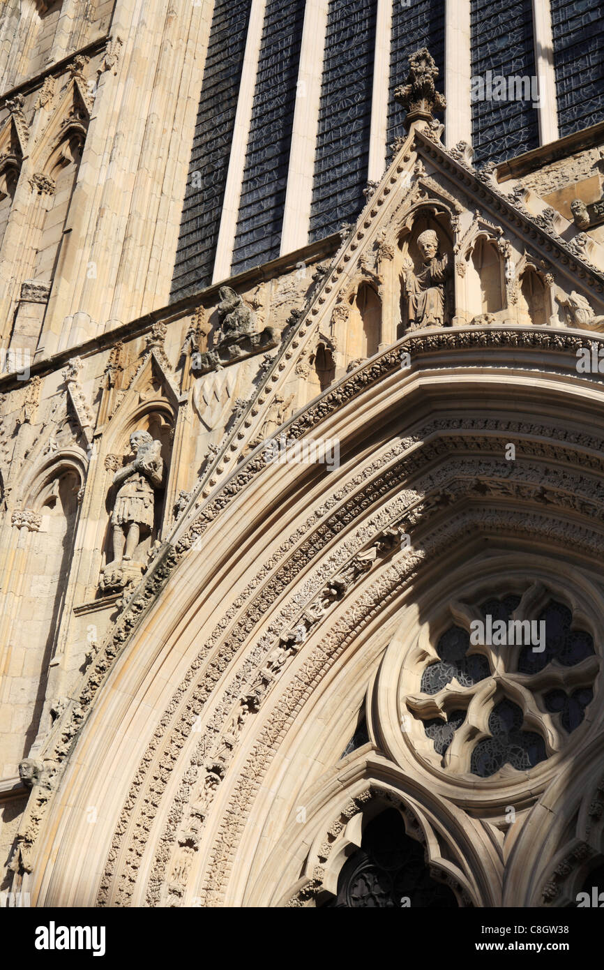 Vista dettagliata del carving intorno alla porta di York Minster e York, North Yorkshire, Inghilterra Foto Stock