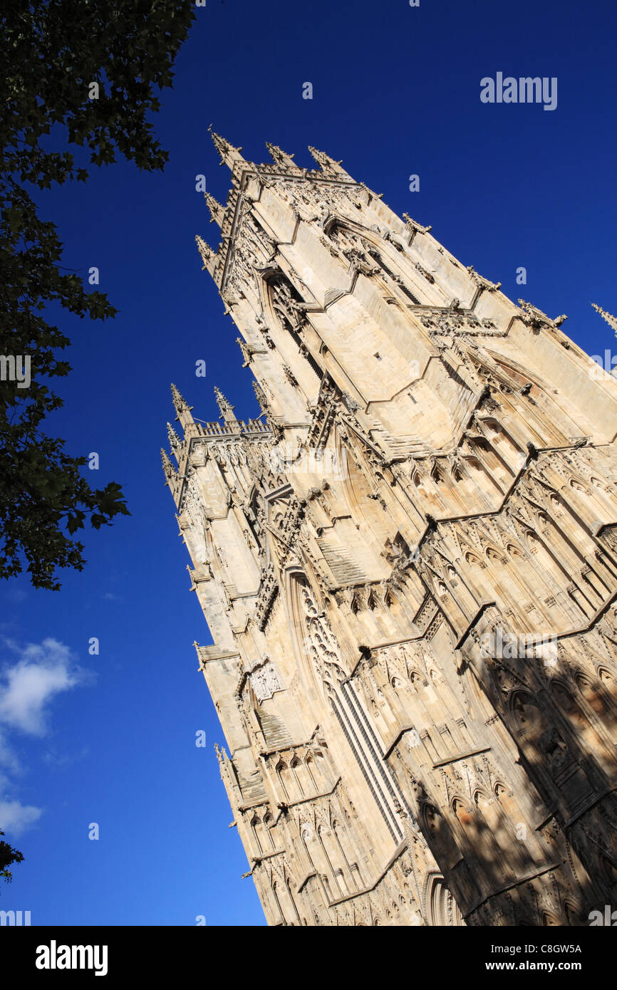 Vista in dettaglio della torre della cattedrale di York Minster e York, North Yorkshire, Inghilterra Foto Stock