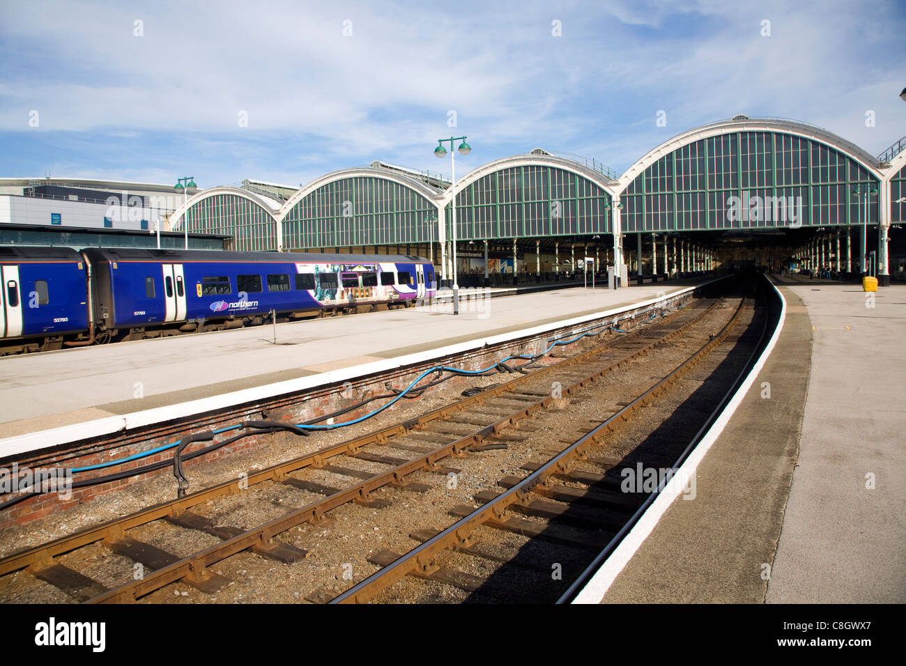 Treno e piattaforme a Paragon stazione ferroviaria, Hull, Yorkshire, Inghilterra Foto Stock