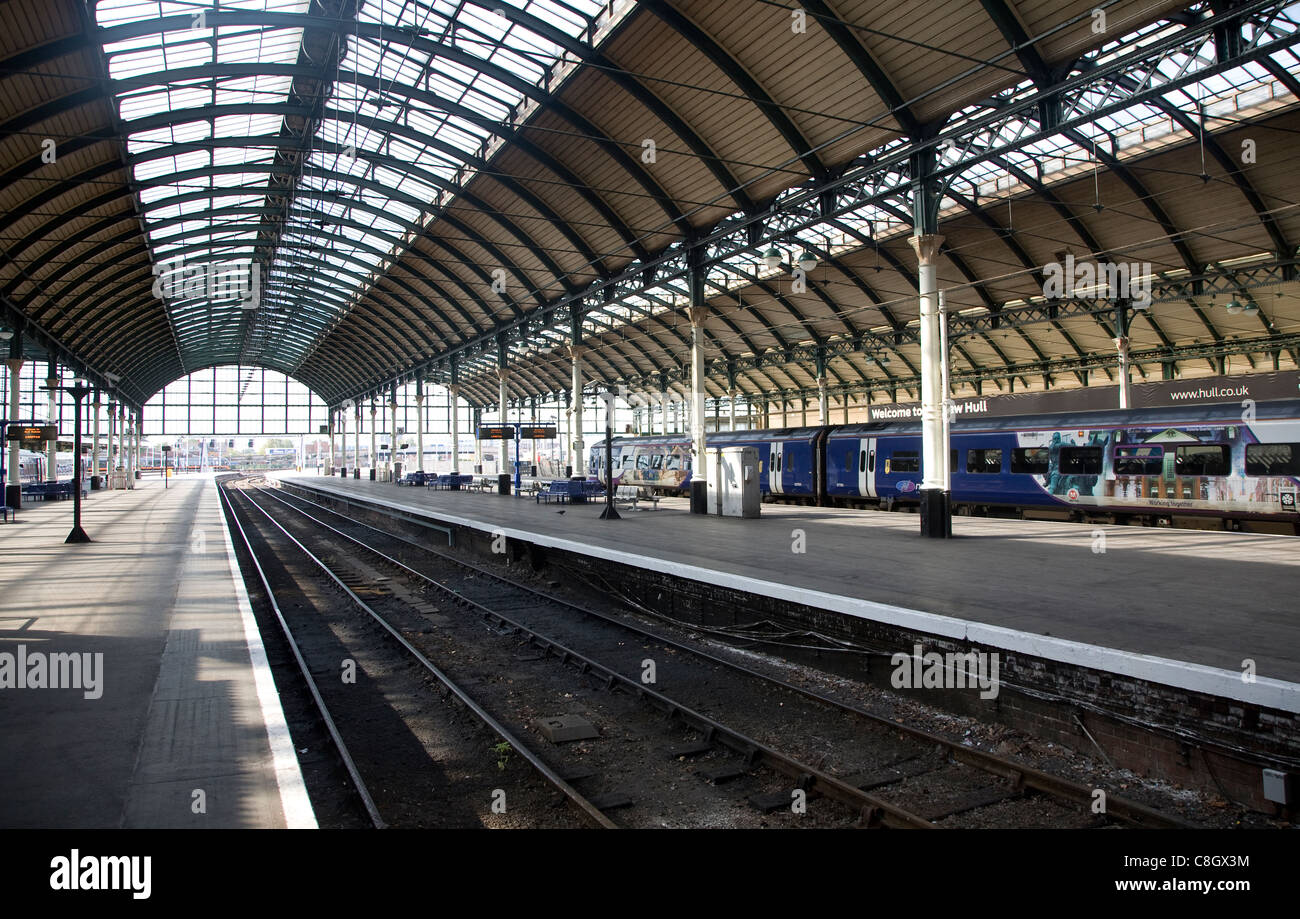 Piattaforma e binari del treno Paragon stazione ferroviaria, Hull, Yorkshire, Inghilterra Foto Stock