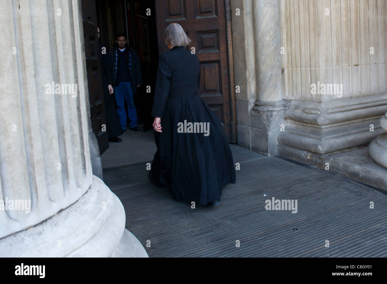 Uno del clero organizza la rimozione dei segni della chiesa dalla Cattedrale di St Paul Foto Stock