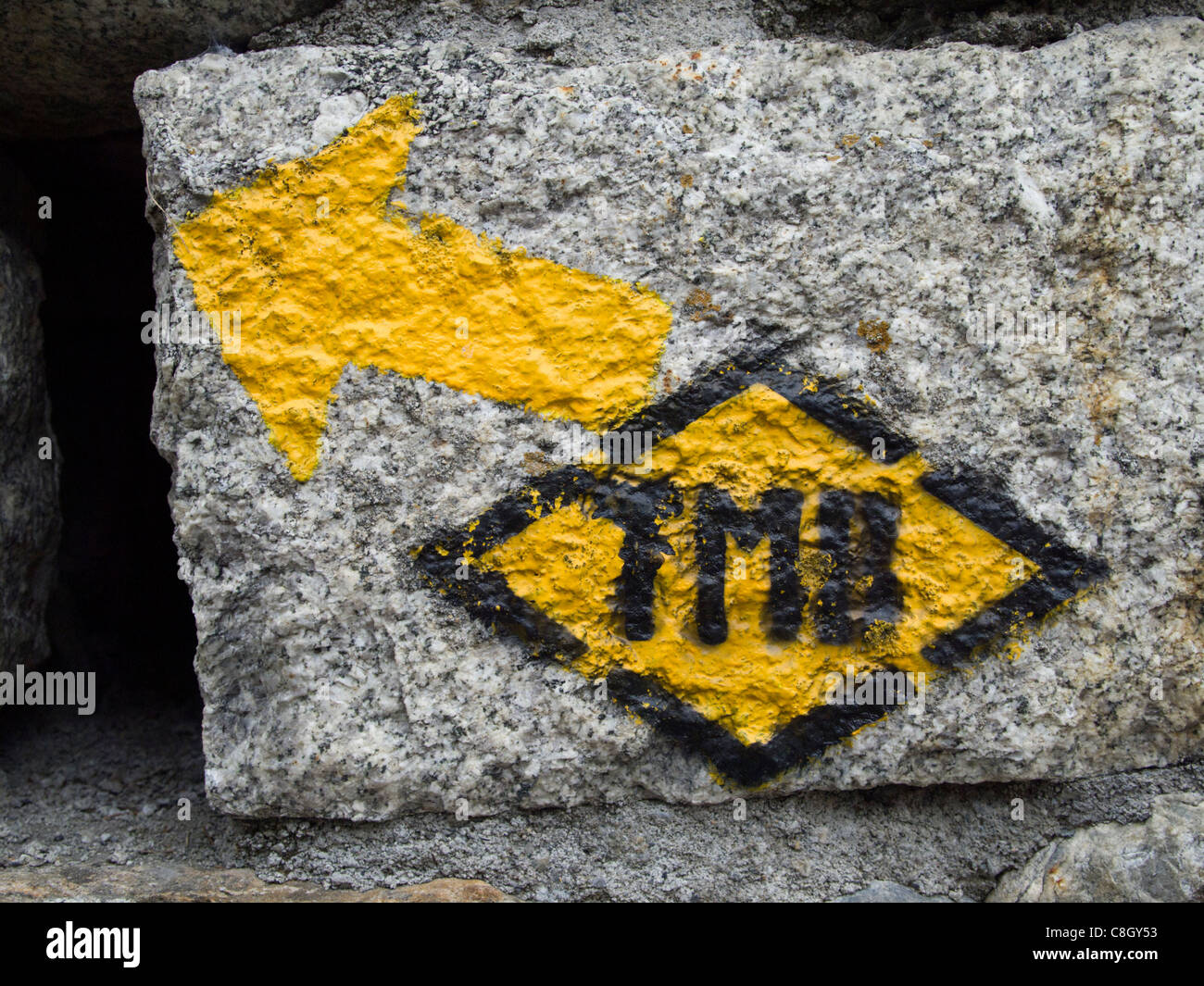 Segnavia su un muro di pietra, tour di Mont Blanc. Courmayeur, Italia Foto Stock