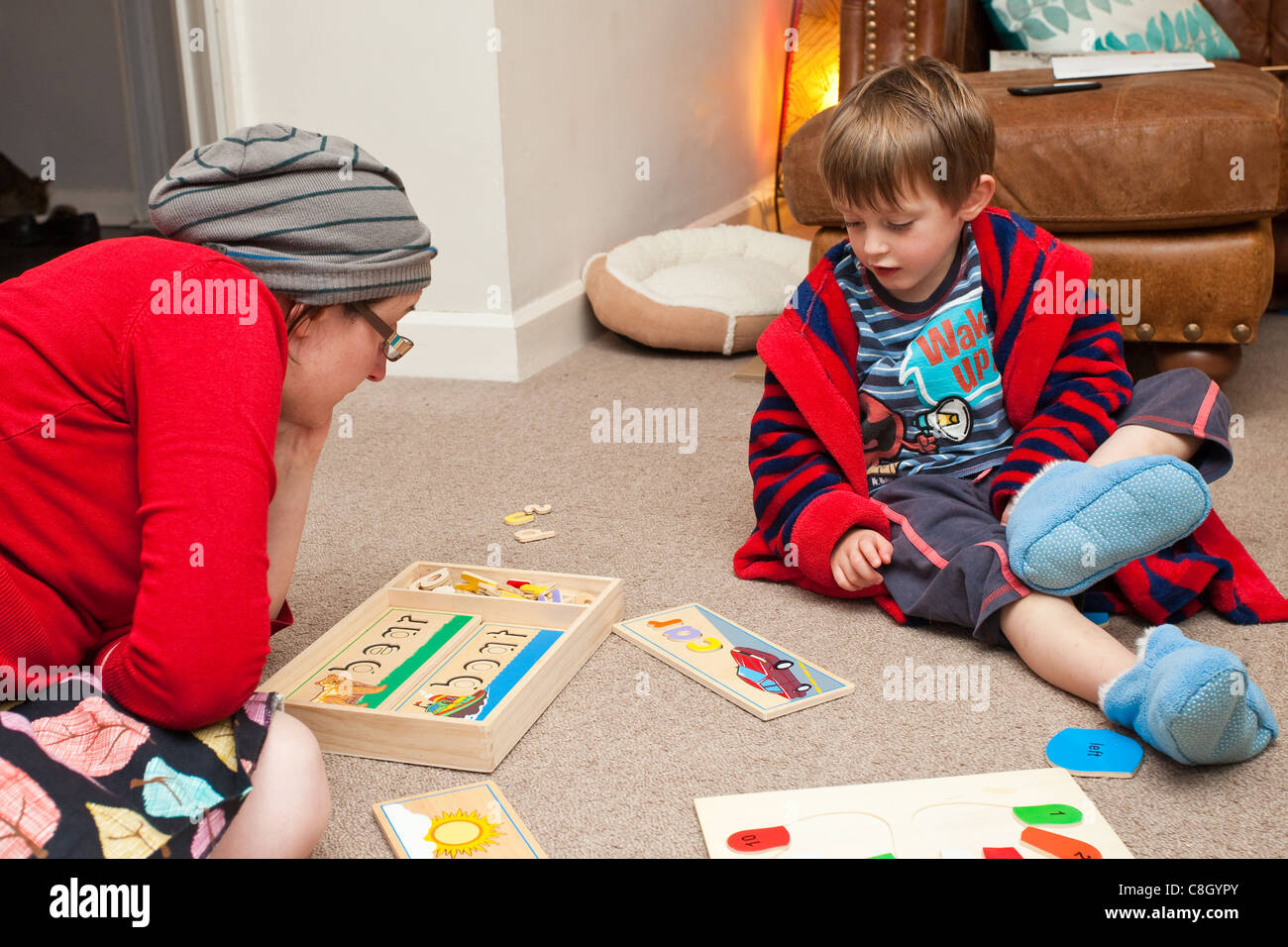 Madre e figlio giocare giochi in legno a casa Foto Stock