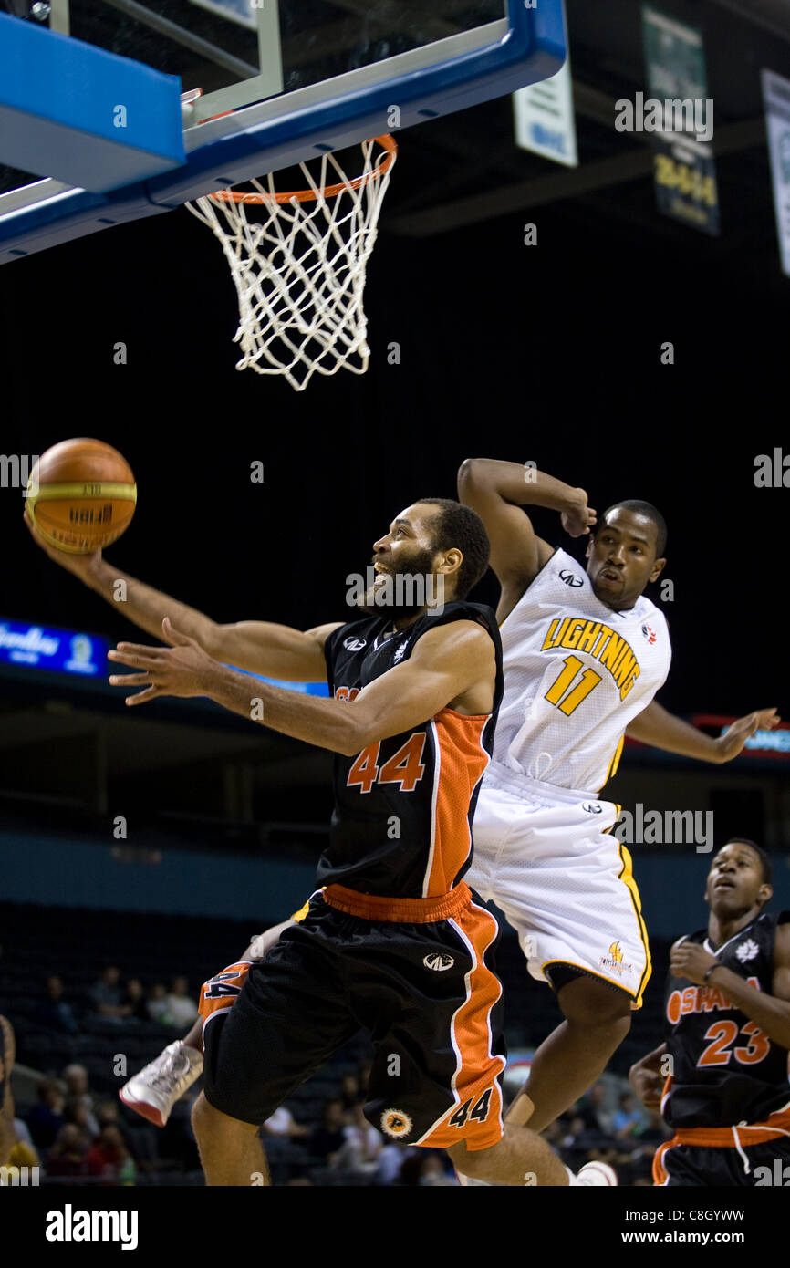 London Ontario, Canada - 23 ottobre 2011. Kevin Francesco del Oshawa potenza scende fino ad un cesto contro Brandon Preside della Londra illuminazione nella loro nazionale della lega di pallacanestro del Canada in gioco. Londra ha vinto il gioco 111-83. Foto Stock