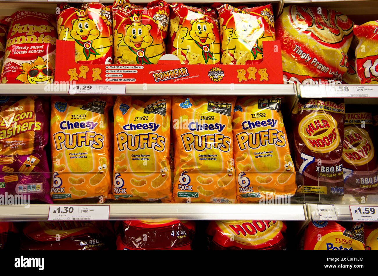 Sacchetti di patatine e snack salati in vendita in un supermercato uk Foto Stock