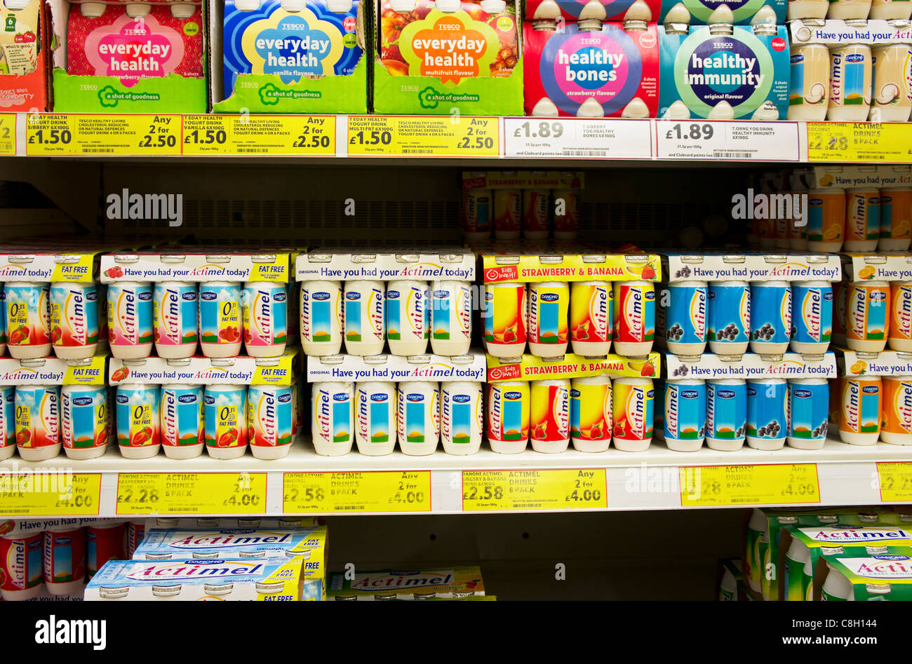 Probiotico e bevande per la salute in vendita in un supermercato uk Foto Stock