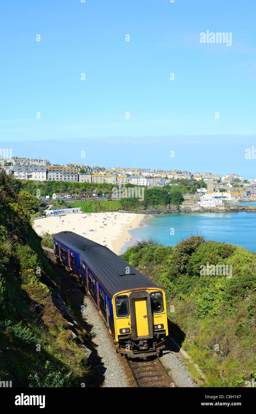 Un treno che parte da st.Ives in Cornovaglia locale sulla linea di diramazione Foto Stock