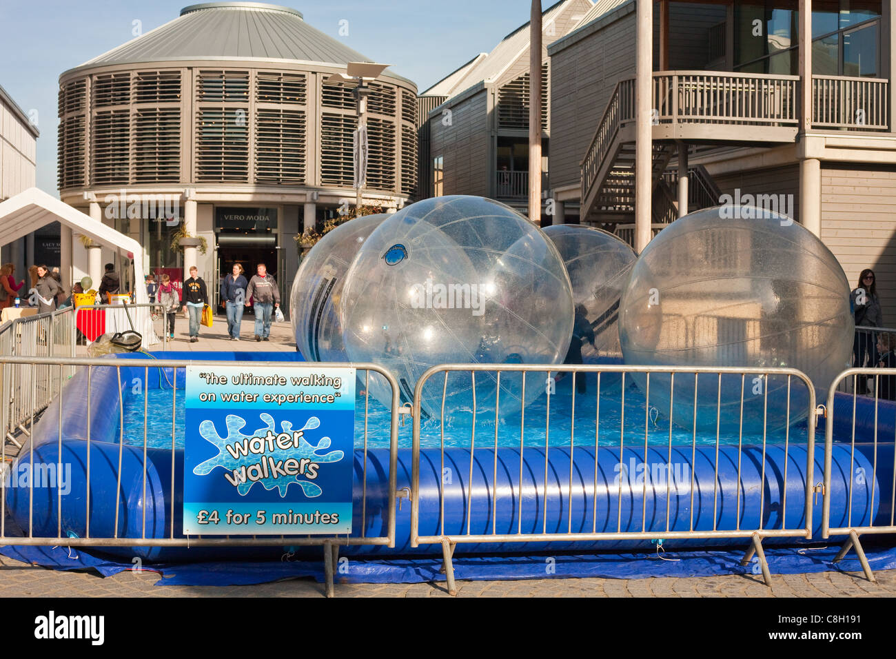 Camminando sul gioco d'acqua in Bury St Edmunds, Regno Unito Foto Stock