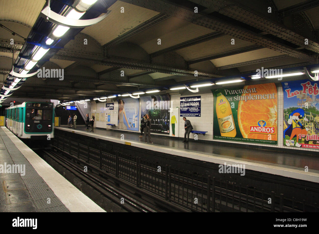Parigi, metro, alla metropolitana, metropolitana, Reaumur Sebastopol, treno, ingresso, trasporti, pubblicamente, Foto Stock