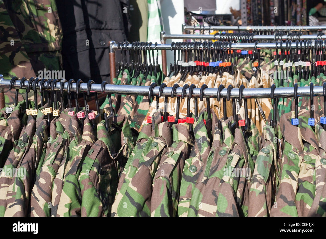 Esercito Abbigliamento camouflage in vendita in un mercato, REGNO UNITO Foto Stock