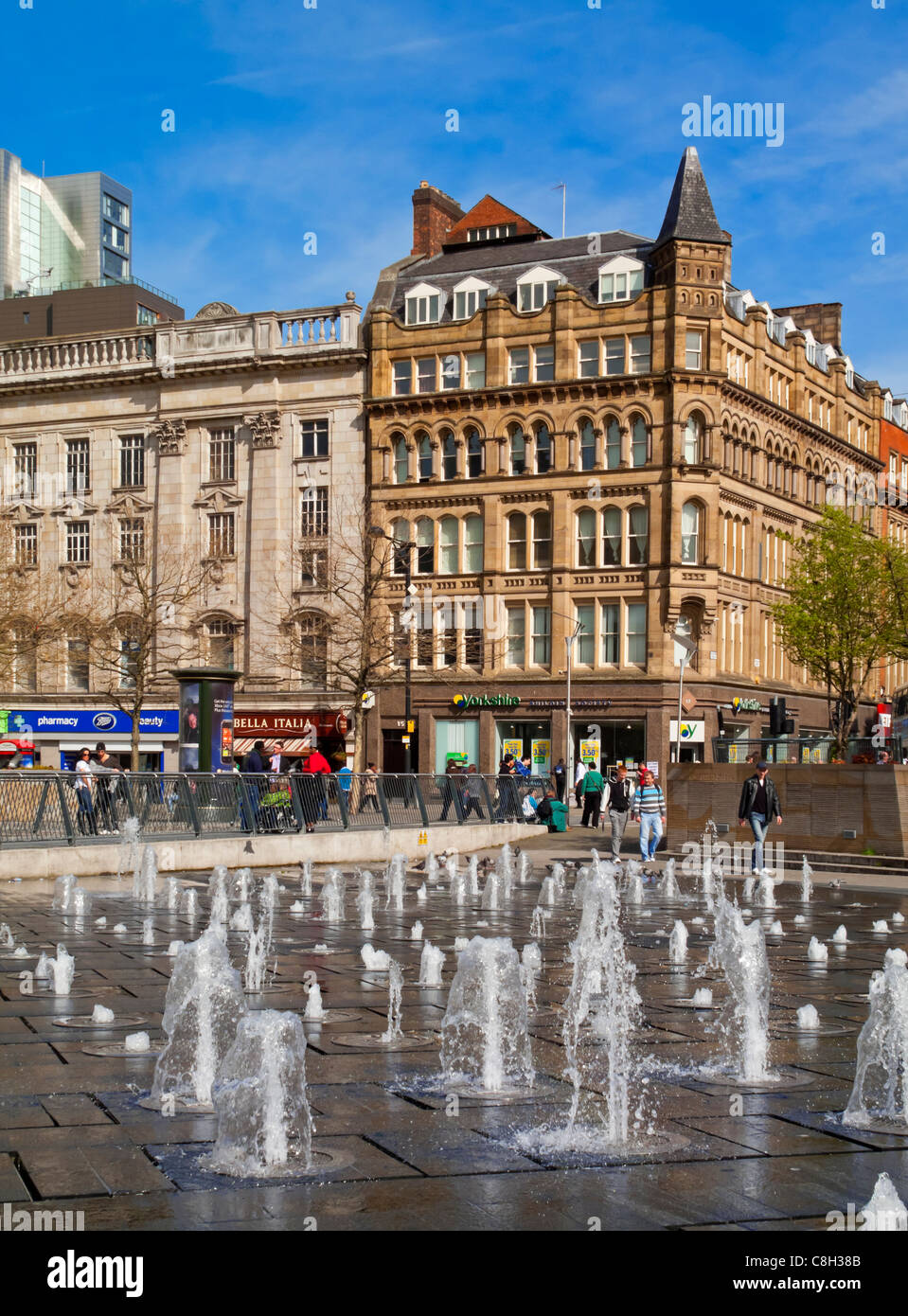 Fontane in Piccadilly Gardens un pubblico ampio spazio aperto nel centro della città di Manchester Inghilterra England Regno Unito Foto Stock
