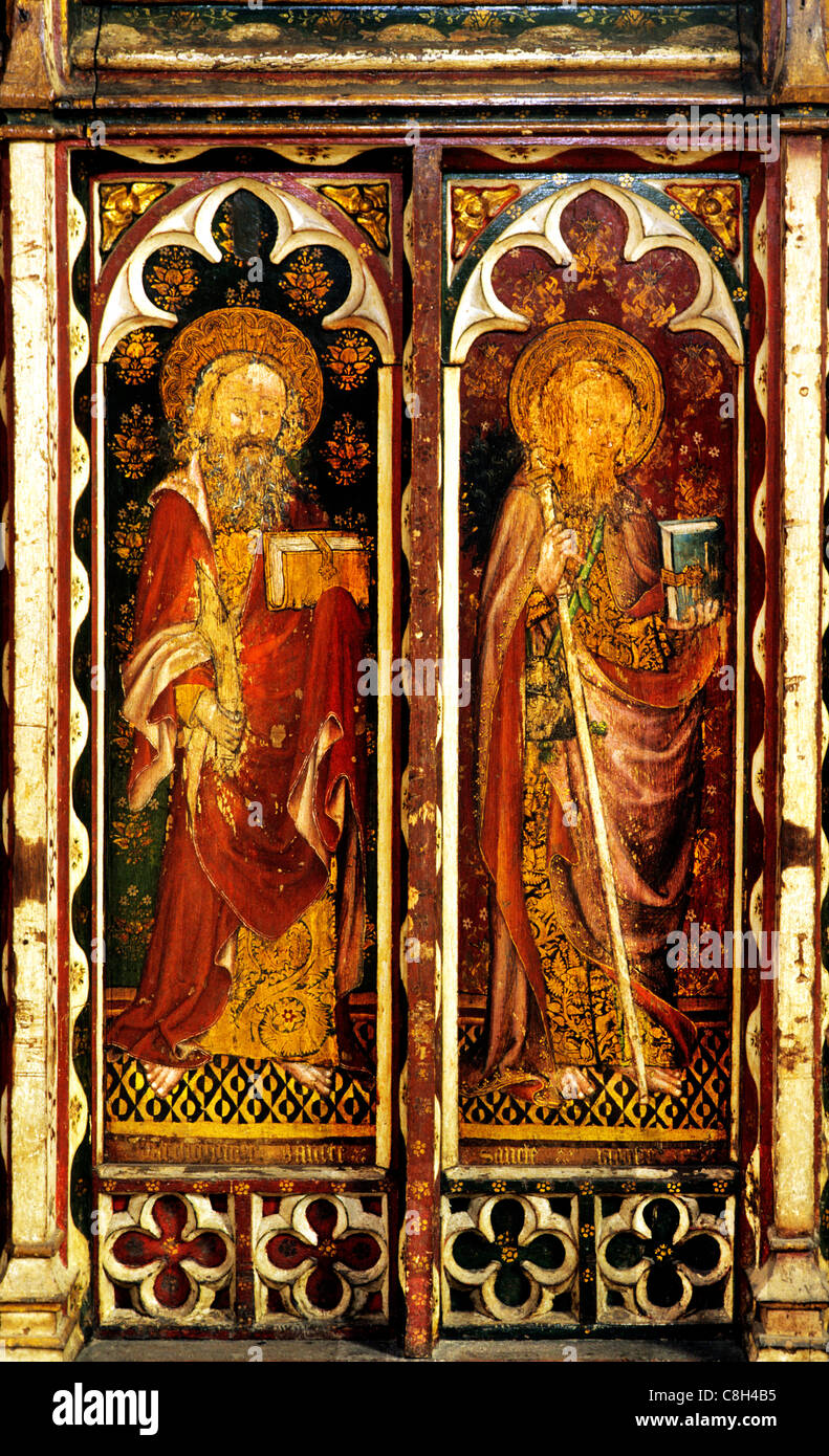 Ranworth, Norfolk, rood screen, San Bartolomeo con coltello scotennatrice, San Giacomo il Maggiore con il bastone del pellegrino maschio saint santi Foto Stock