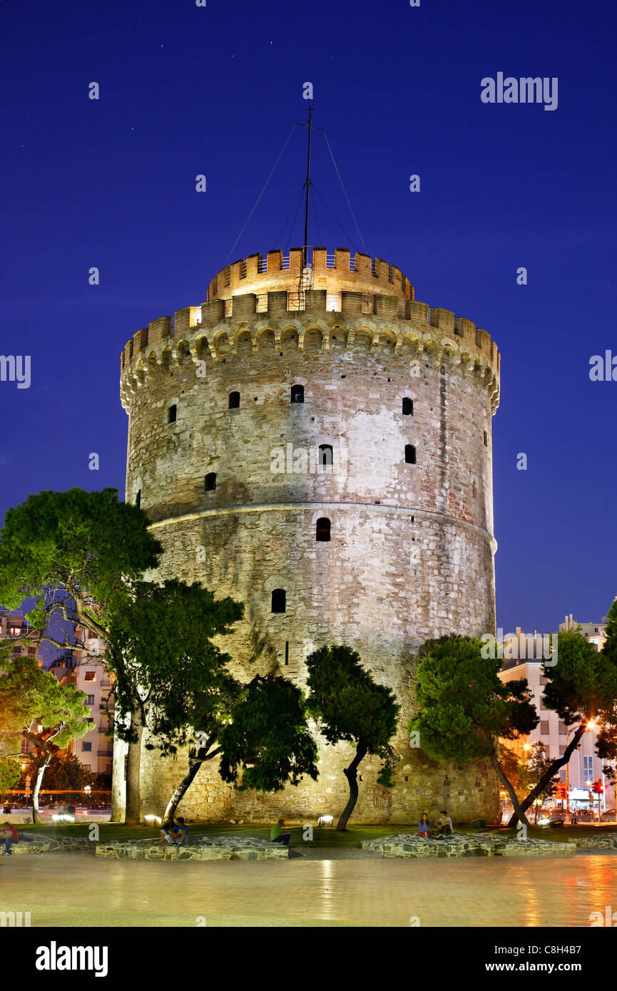 La torre bianca, simbolo della città di Salonicco, di notte. Macedonia Grecia Foto Stock