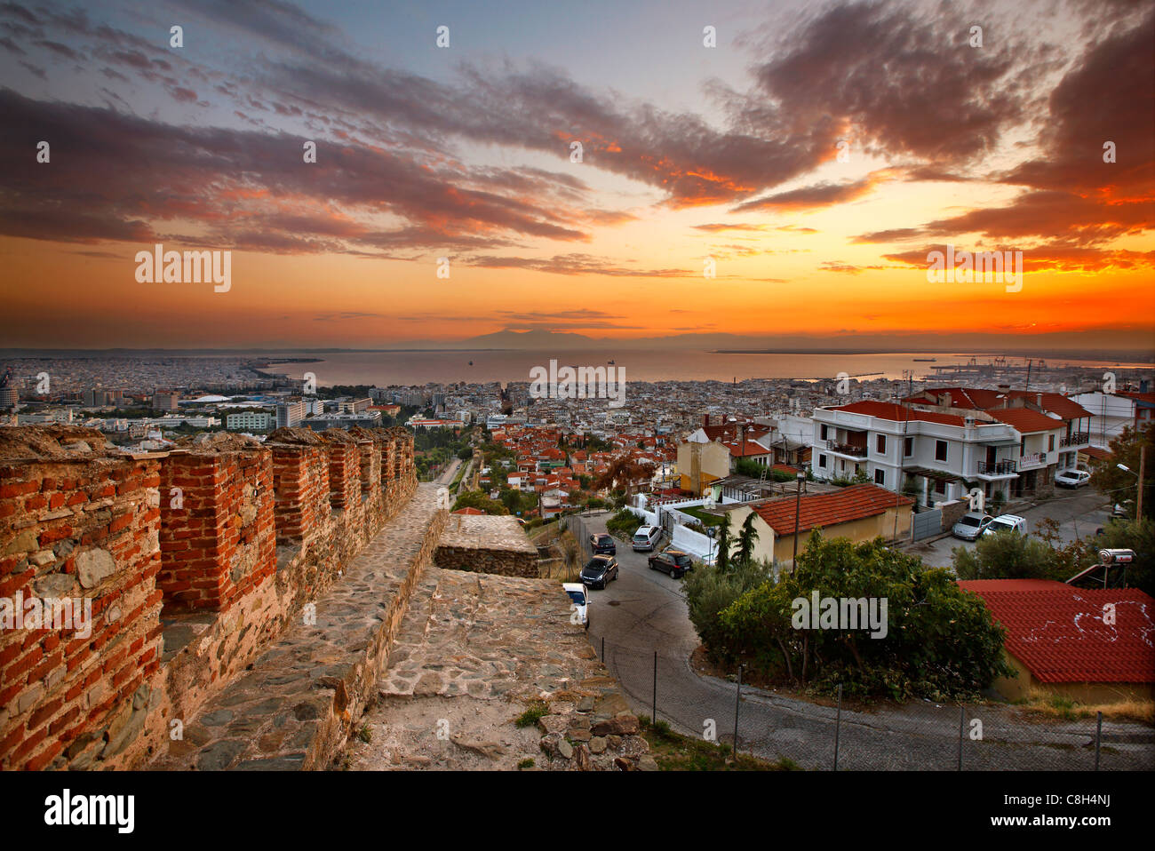 Vista panoramica di Salonicco da pareti ("Torre Trigoniou') di Ano Poli (significa 'Città Alta'). Macedonia, Grecia Foto Stock