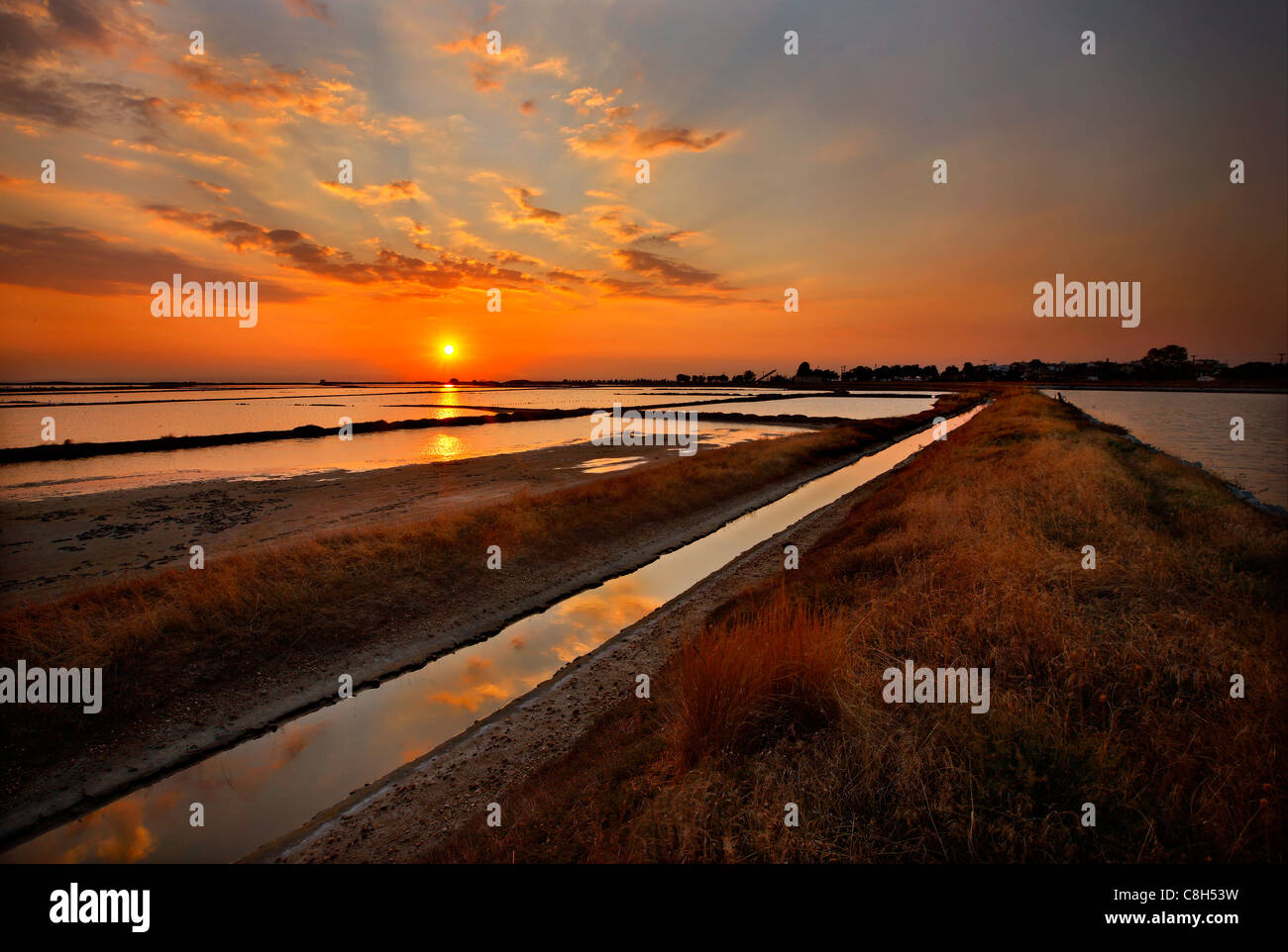 Tramonto foto presso la laguna di Angelochori, una zona umida di circa 30 km da Salonicco, Macedonia, Grecia Foto Stock