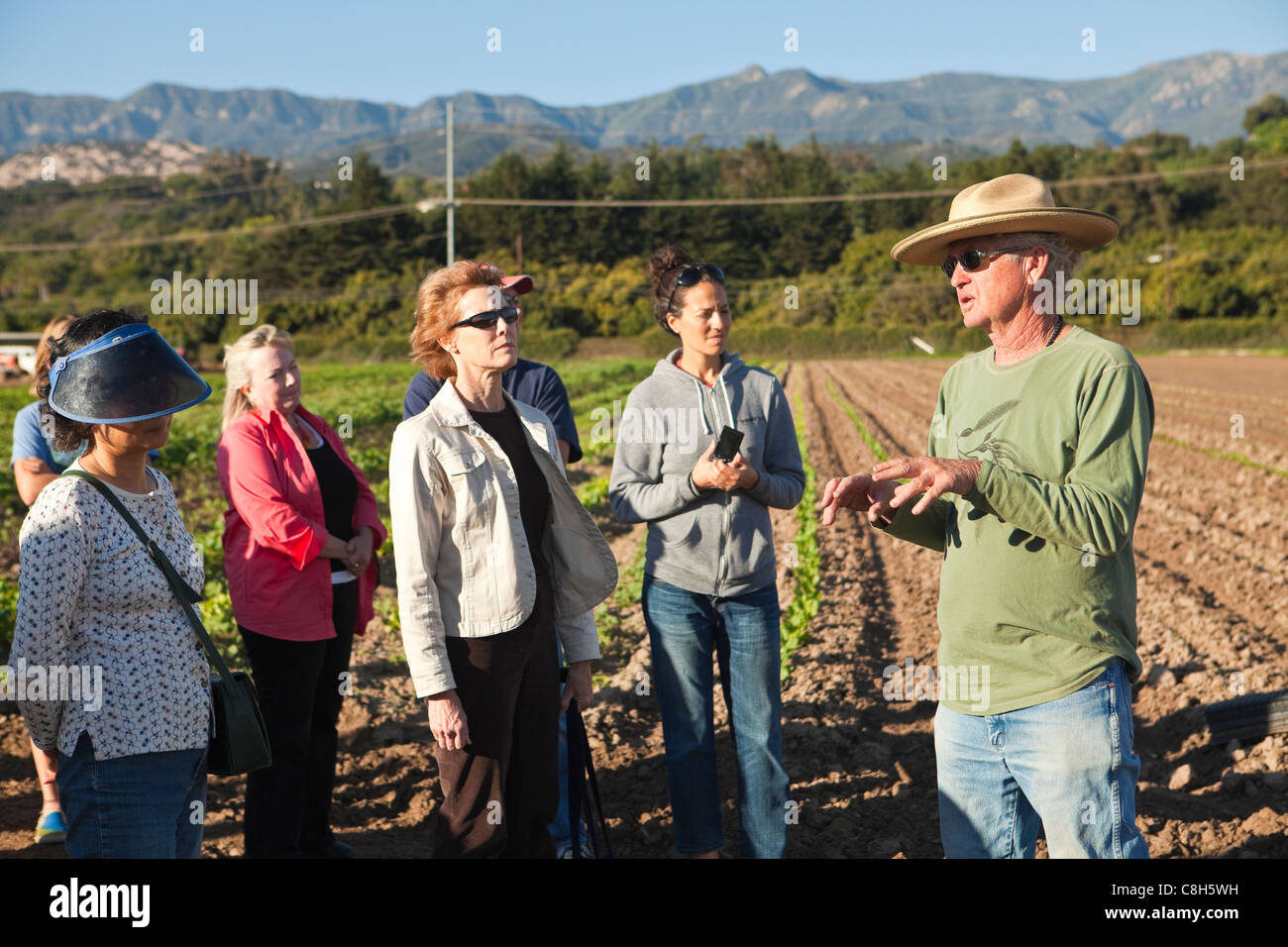 Tom Shephard discute di agricoltura biologica con una classe di culinaria, Shephard Farm, Carpinteria, California, Stati Uniti d'America Foto Stock