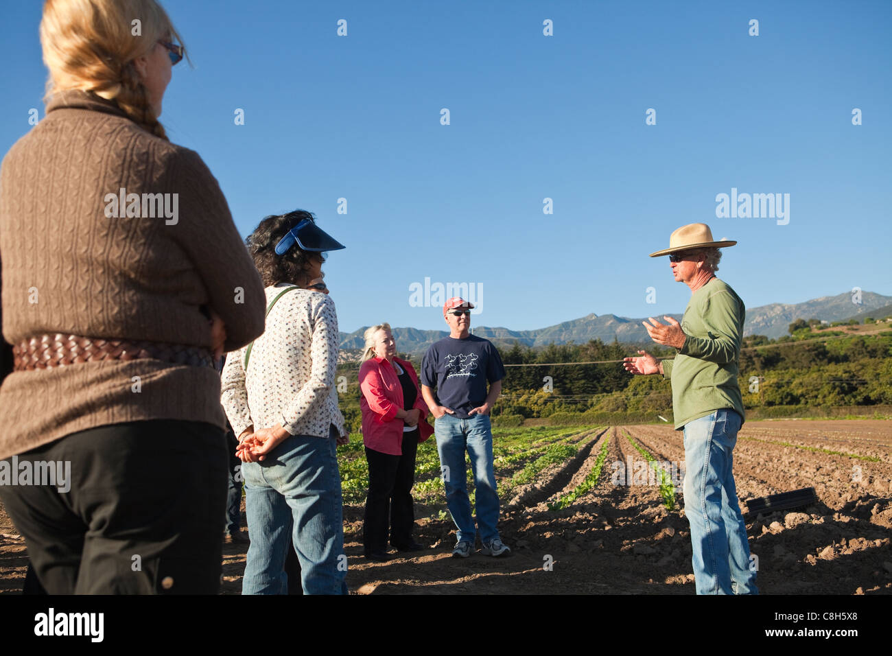 Tom Shephard discute di agricoltura biologica con una classe di culinaria, Shephard Farm, Carpinteria, California, Stati Uniti d'America Foto Stock