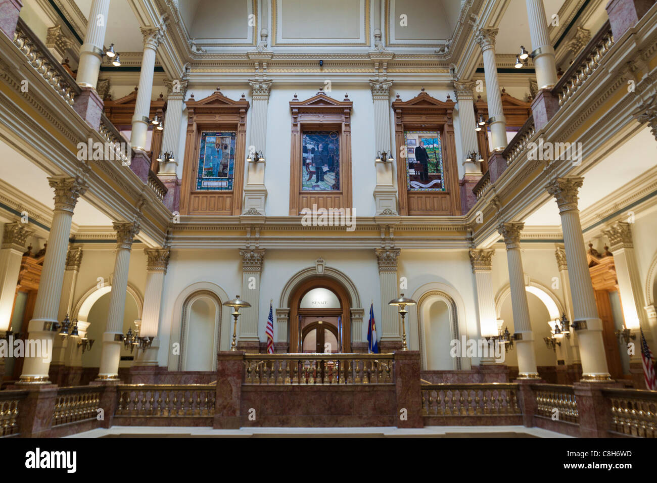 Atrium entrata al senato camere con finestre di vetro macchiate in Colorado State Capitol Building o statehouse a Denver Foto Stock