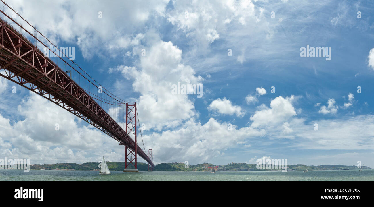 Il Portogallo, Europa, Estremadura, molla, bridge, fiume Tejo, Ponte 25 de Abril, Lisbona, Foto Stock