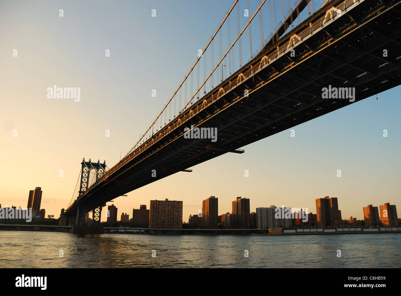 New York City Manhattan ponte sul fiume Hudson con skyline dopo il tramonto Foto Stock