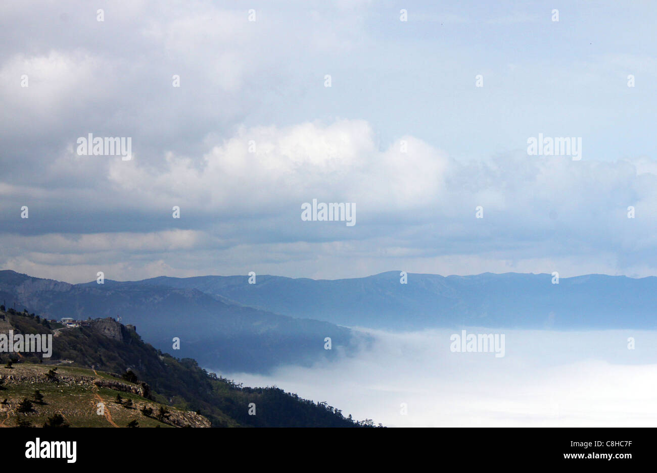 Vista dalla montagna: sopra le nuvole Foto Stock