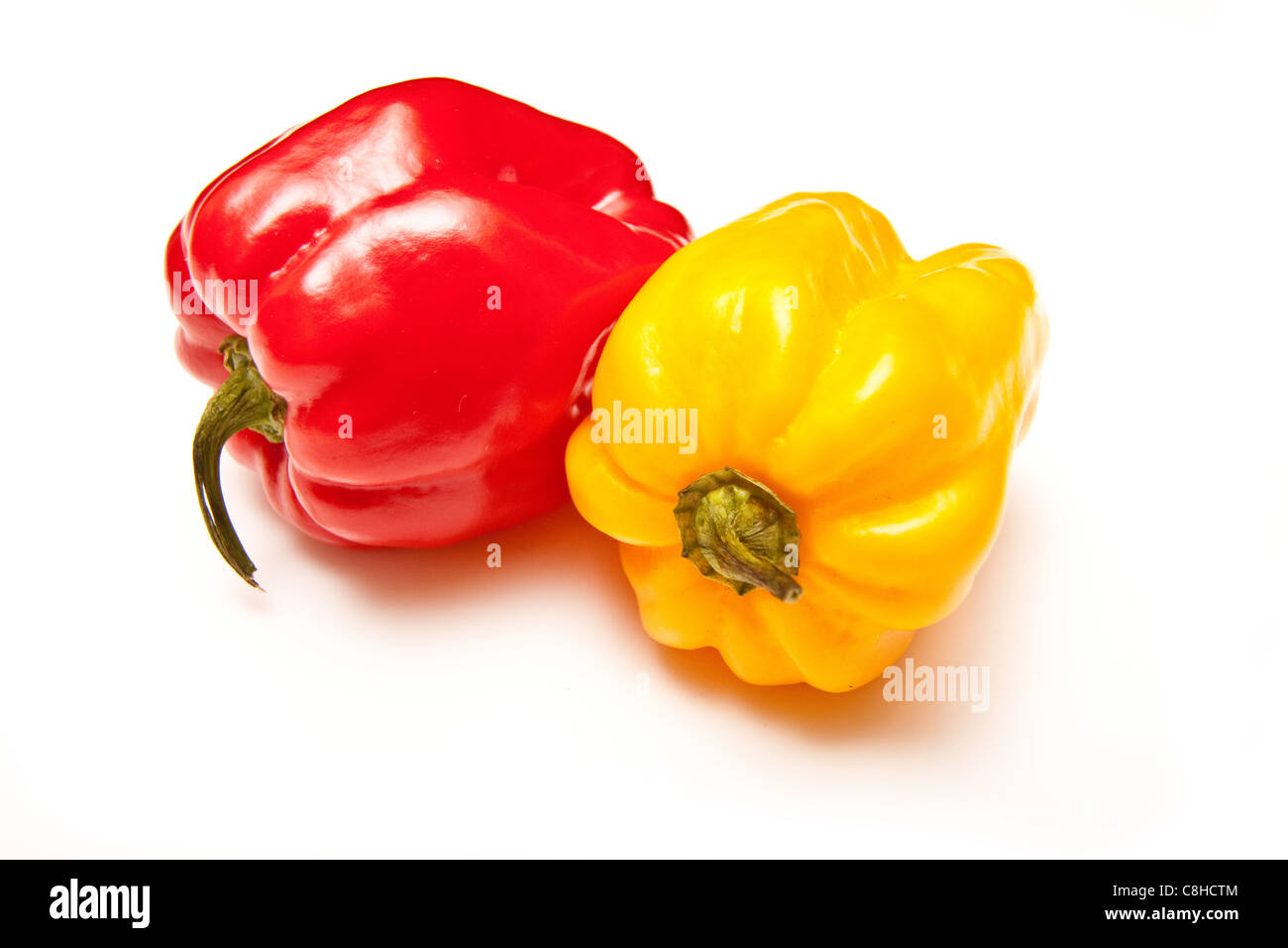 Scotch Bonnet chili peppers isolato su un bianco di sfondo per studio. Foto Stock