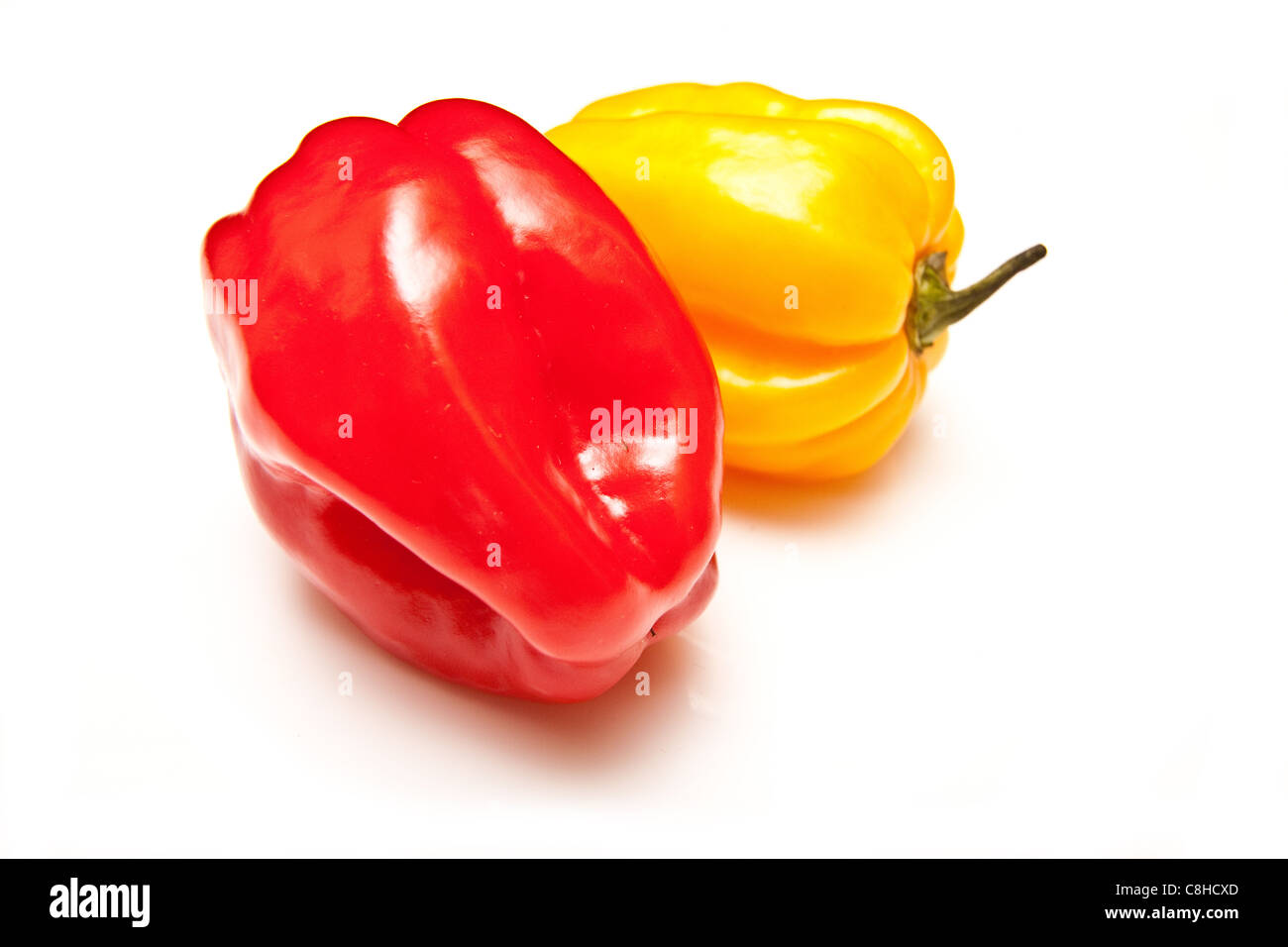 Scotch Bonnet chili peppers isolato su un bianco di sfondo per studio. Foto Stock