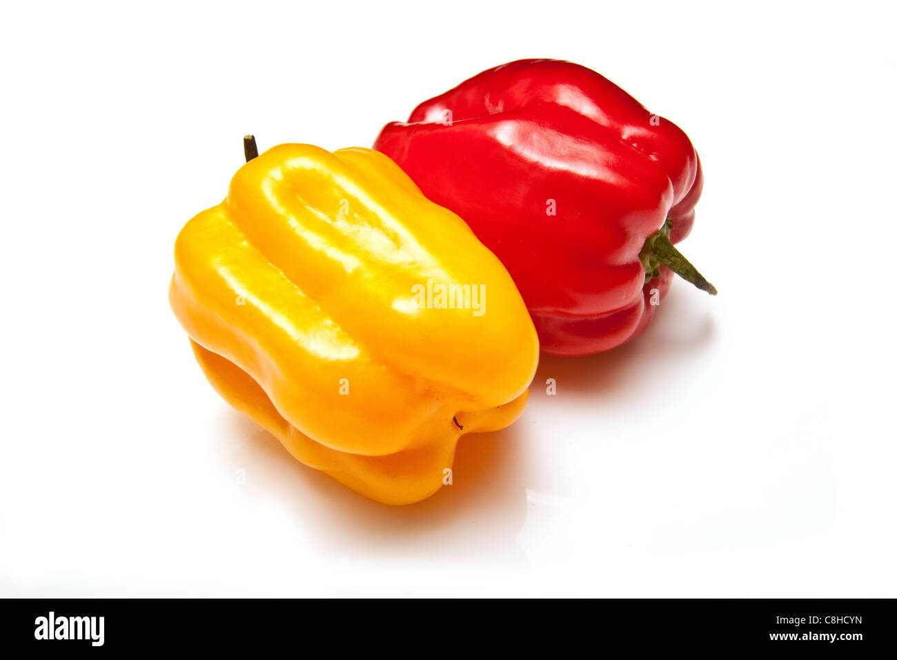 Scotch Bonnet chili peppers isolato su un bianco di sfondo per studio. Foto Stock
