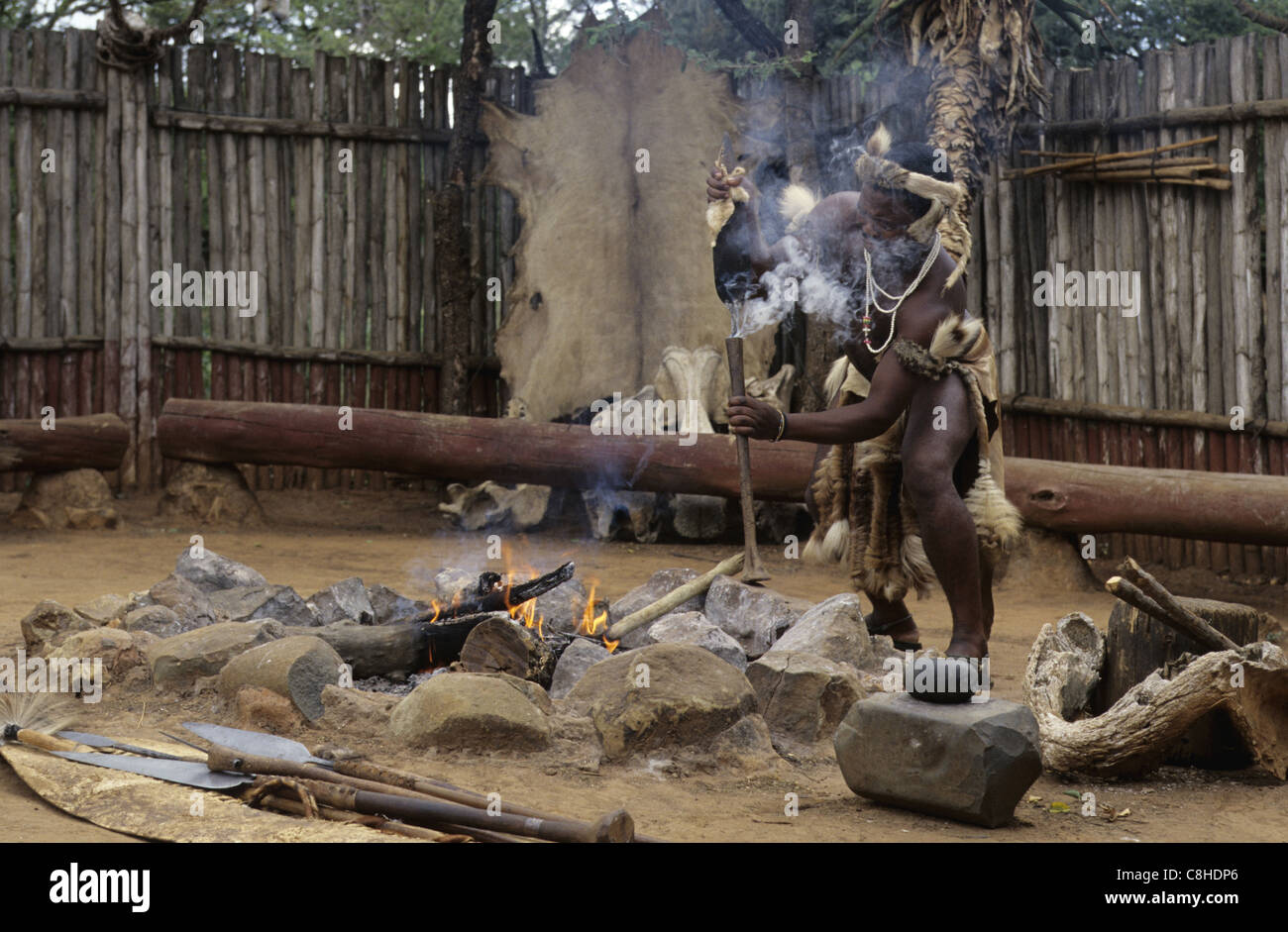 Spear, rendendo, Folk Zulu Shakaland, Kraal, Zululand,-Kwa-Zulu Natal, Sud-Africa, Africa, artigianato Foto Stock